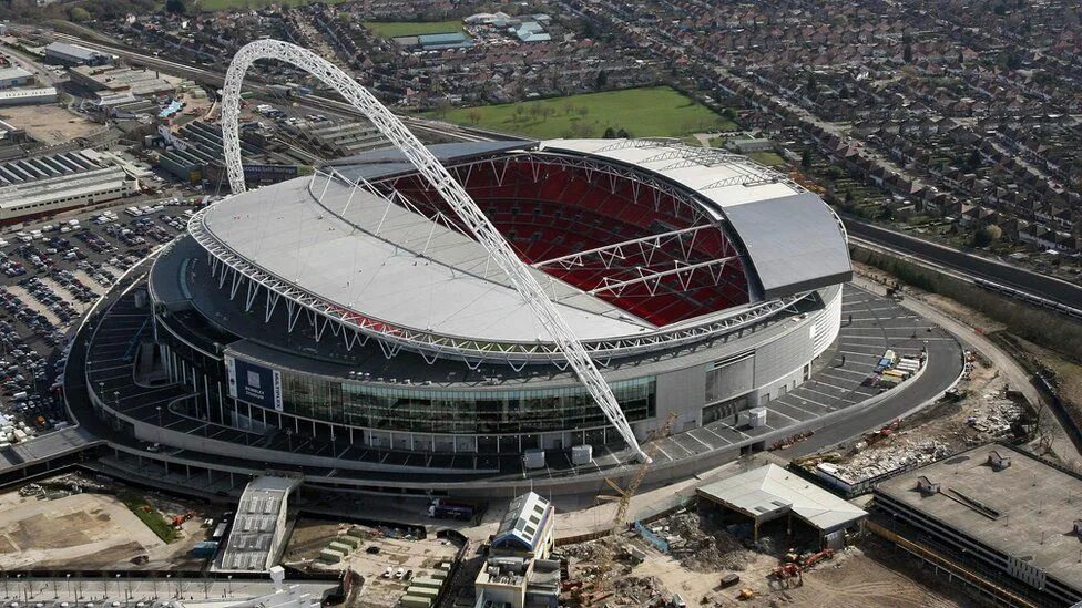 Стадион уэмбли старый. Стадион Уэмбли в Лондоне. Стадион Уэмбли Фостер. Стадион Wembley в Лондоне Фостер. Уэмбли стадион новый.