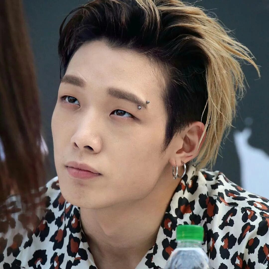 Bobby ikon. Ikon bobby. Дживон айкон. Bobby ikon. Чжи вон ikon.