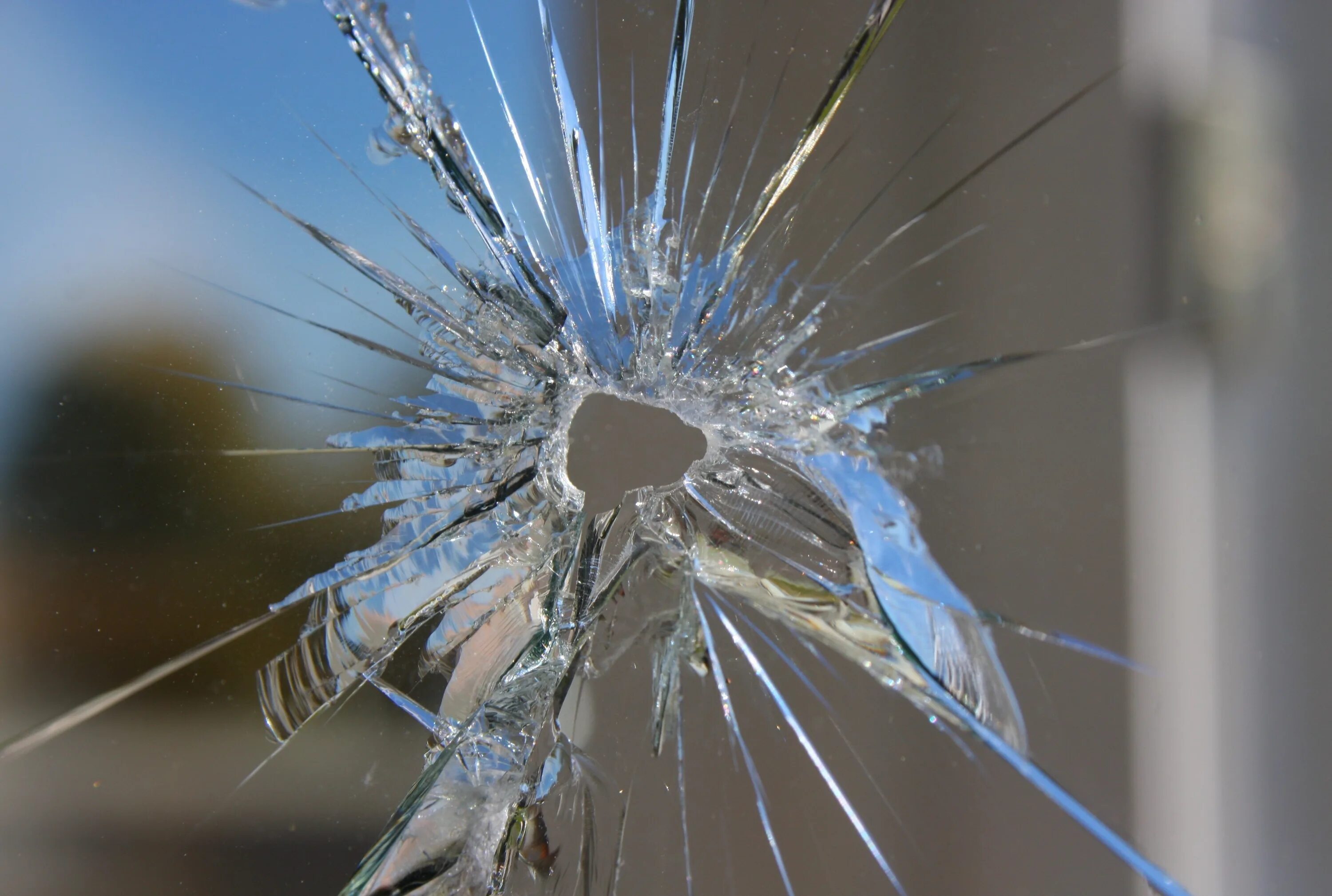Разбитое стекло. Треснувшее стекло. Разбить стекло. Разбитое окно.