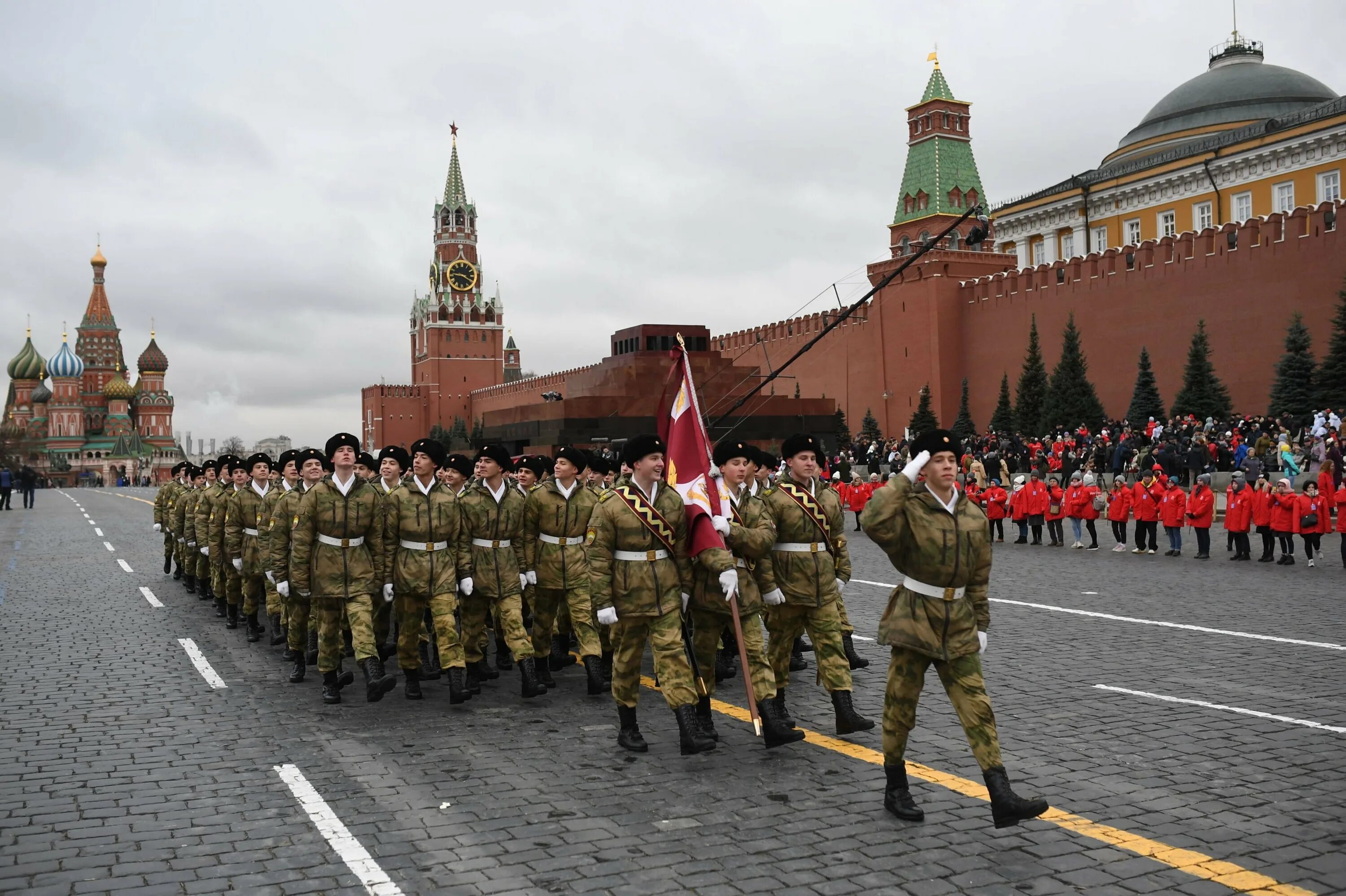 Военный парад на красной площади. Солдаты маршируют на красной площади. Парад неакрасный площади. Военные на красной площади.