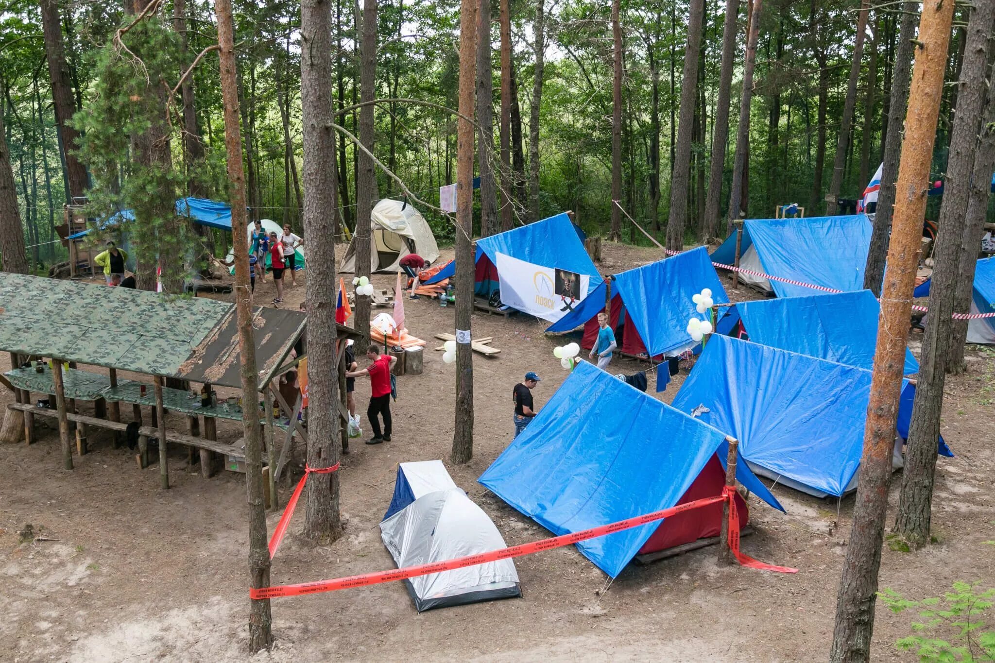 По прибытии на поляну мы разбили лагерь. Палаточный лагерь Юность Бердск. Палатки в лагере (в красный Яр). Бердск лагерь Юность палаточный лагерь. Детский палаточный лагерь.
