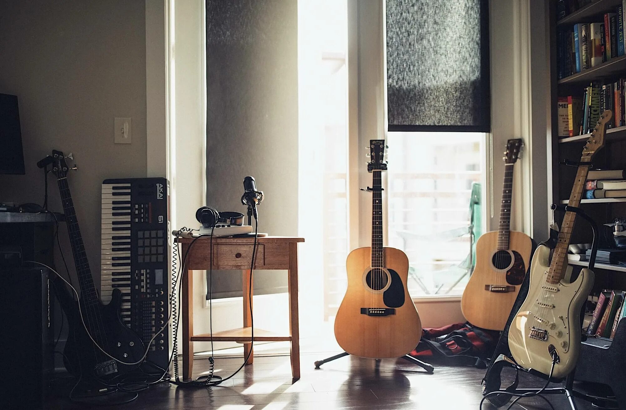 Гитара studio. Гитара в комнате. гитара в студии. комната с музыкальными инструментами. электрогитары в студии.
