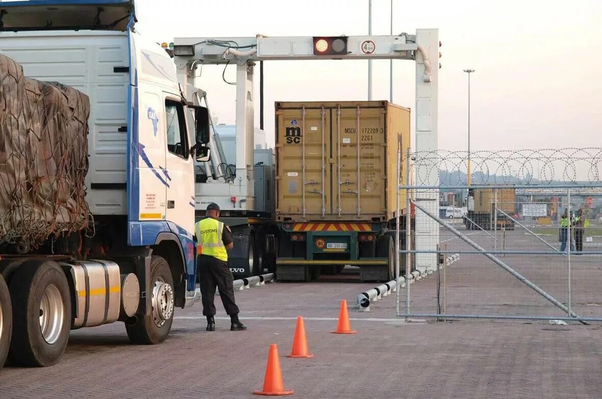 Terminals растаможка груза. Таможенный контроль грузов. Груз на таможне. Транспортировка продуктов. Контроль грузов на границе.