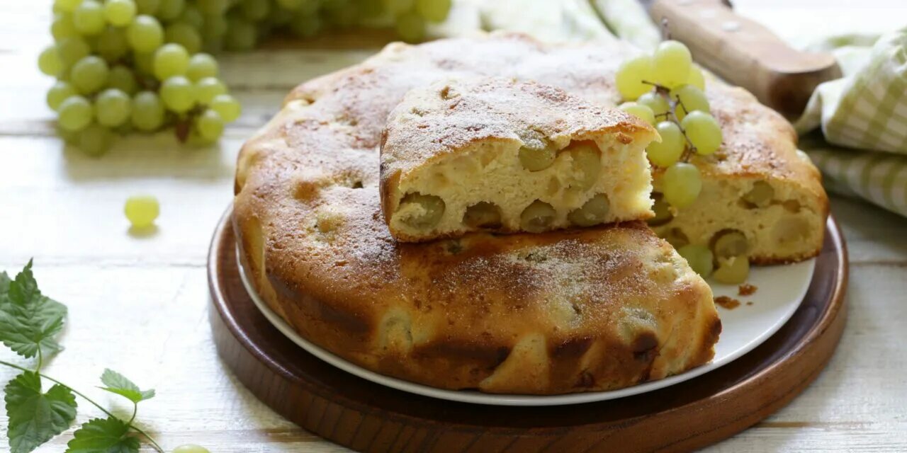 Шарлотка с виноградом
