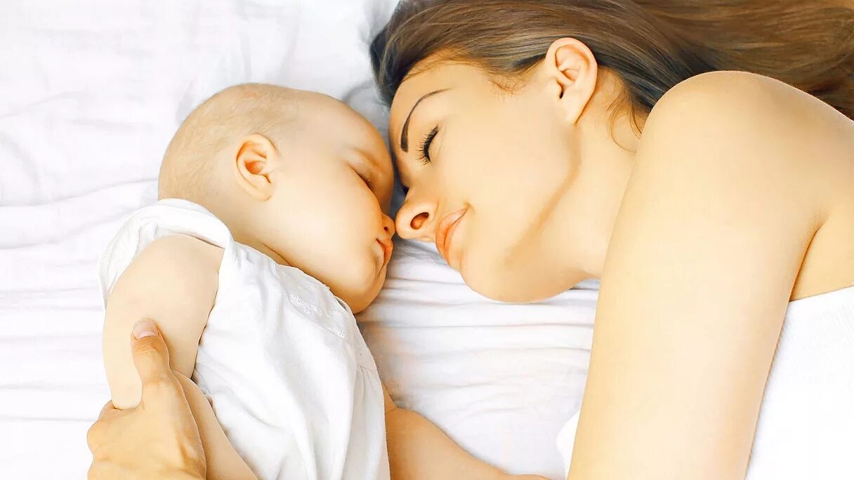 Сон стать мамой. Малыш и мама. Мама и спящий ребенок. Спящий малыш и мама.