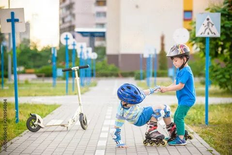 Мальчик помогает женщине