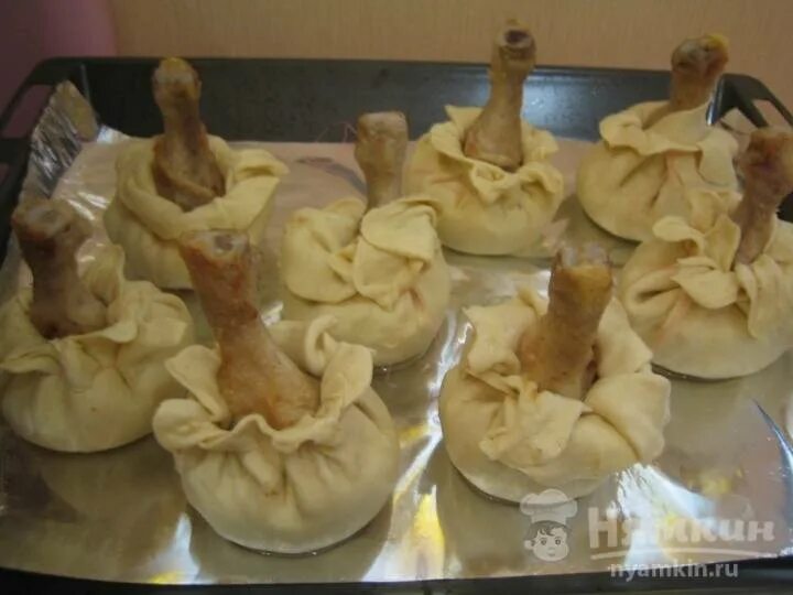 Куриные голени в слоеных мешочках рецепт. Куриная голень в тесте. куриные голени в слоеном тесте. куриные ножки в слоеном тесте. куриные ножки в тесте в духовке.