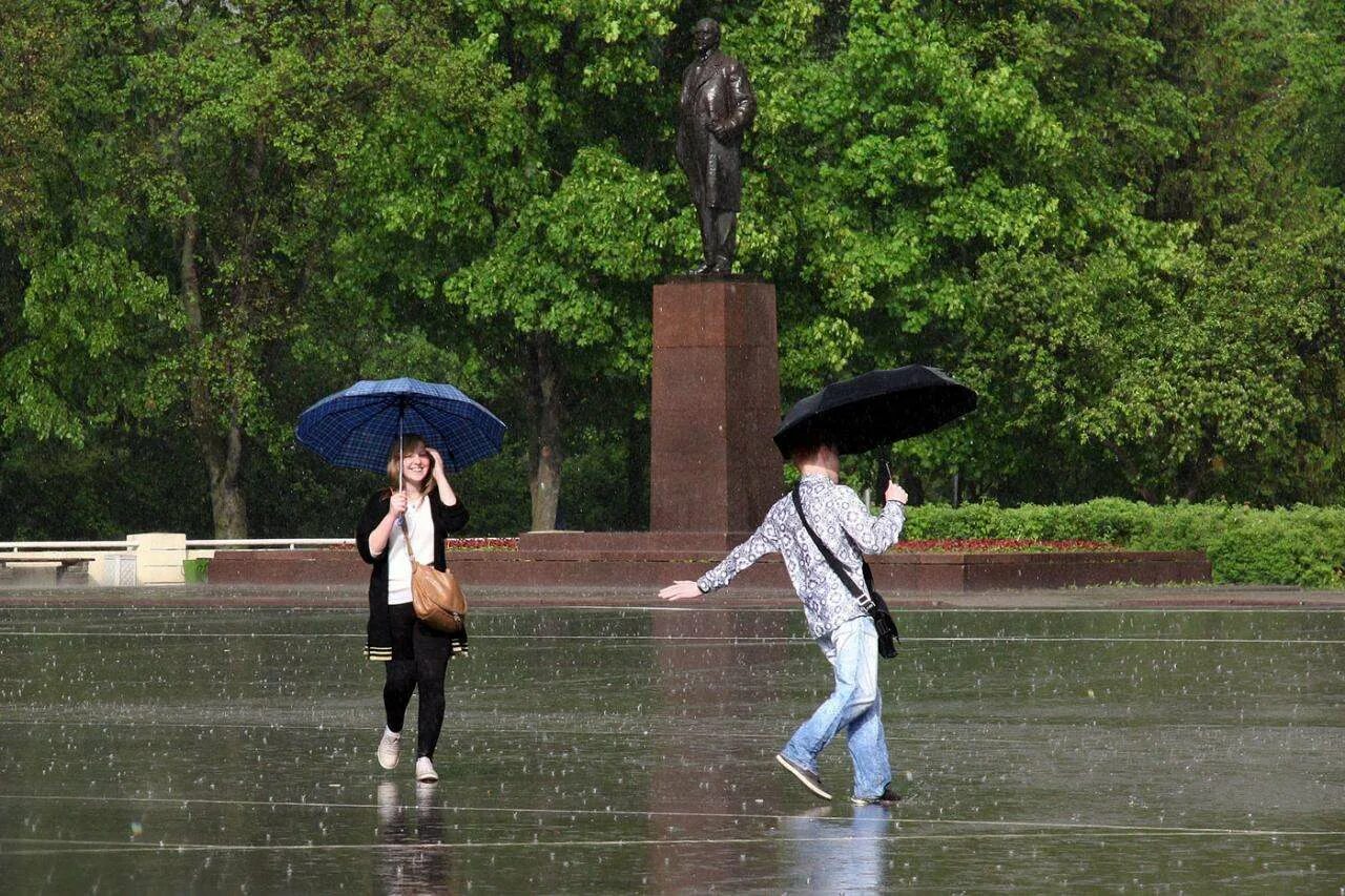 После обеда дождь. Школьники под дождем. грибной дождь в городе. люди под дождем осень. грибы под дождем.