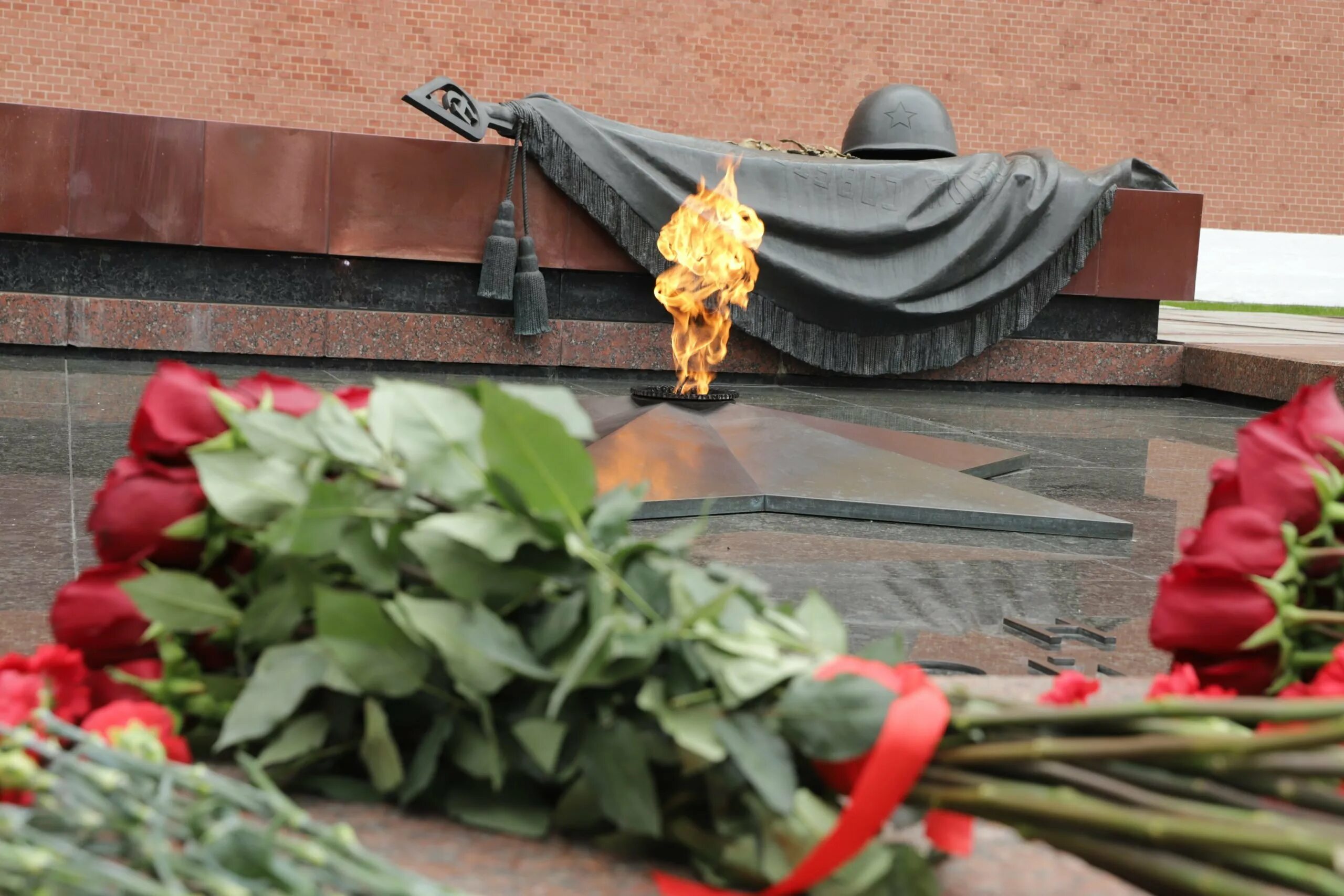 У могилы неизвестного солдата песня. Вечный огонь мемориал Александровский сад. Могила неизвестного солдата Москва. Александровский сад Москва могила неизвестного солдата. Могила неизвестного солдата в Александровском саду.