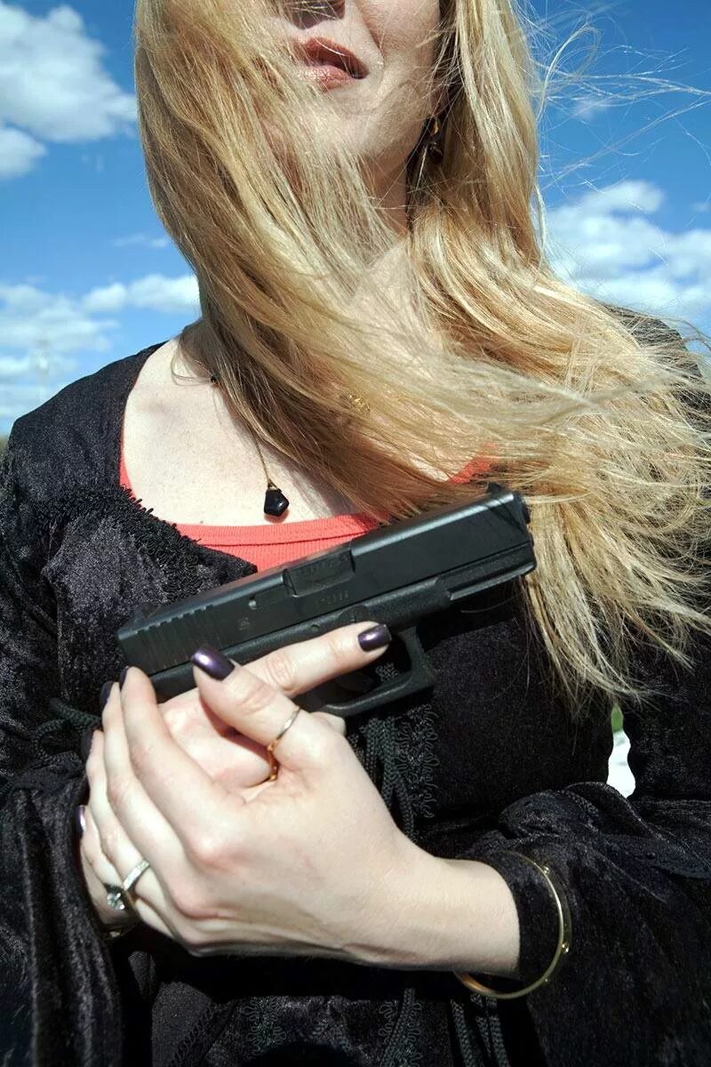 Женщины опасны для жизни. Блондинка с пистолетом. Женщина с пистолетом. Женщина с револьвером. Опасная женщина.