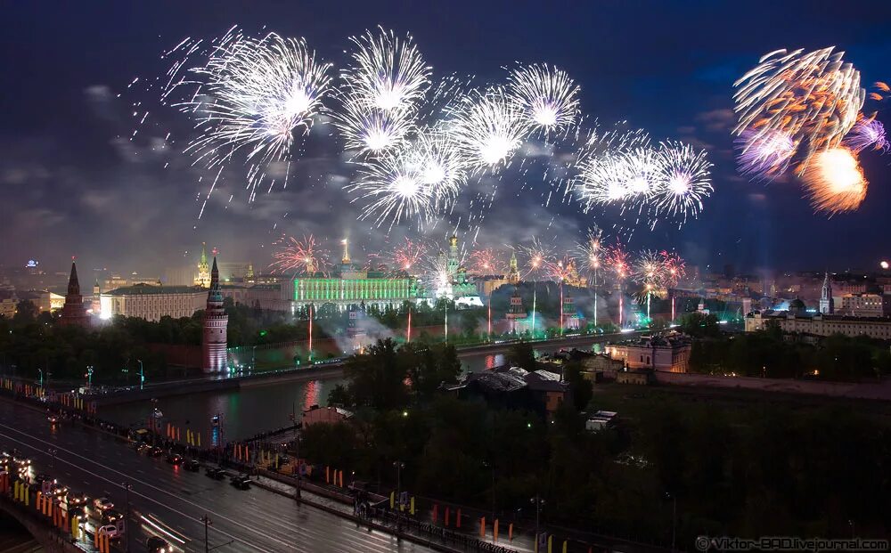 8 9 мая москва. Салют Победы в Москве. Салют ТИНАО. Салют 9 мая Москва. Салют Воробьевы горы.