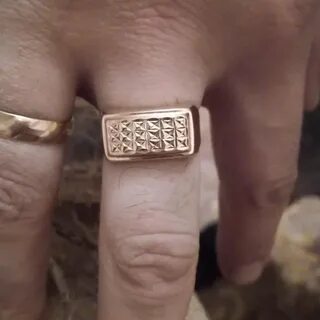 Печатка на правом безымянном пальце