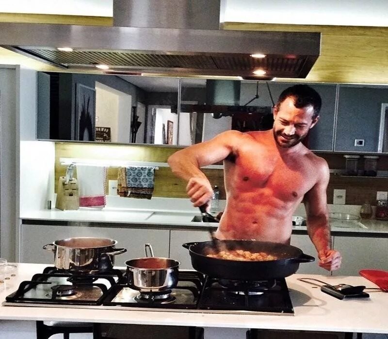 Муж на кухне. Мужчина на кухне. Мужик на кухне. Веселый мужчина на кухне. Мужчина готовит на кухне.