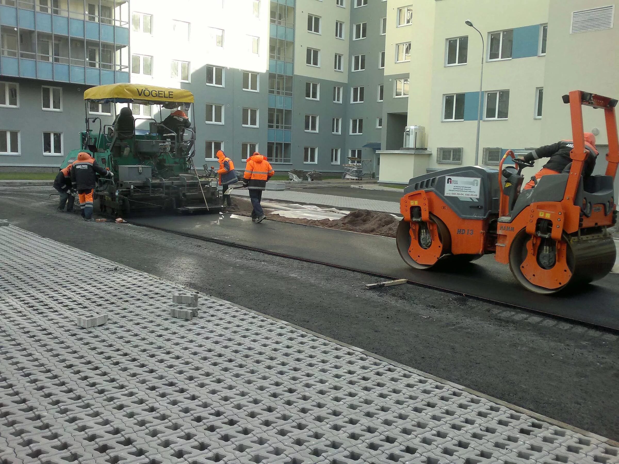 Асфальтирование тротуаров москва. Асфальтирование и благоустройство. Укладка асфальтобетонного покрытия. Благоустройство территории асфальт. Асфальтирование придомовой территории.