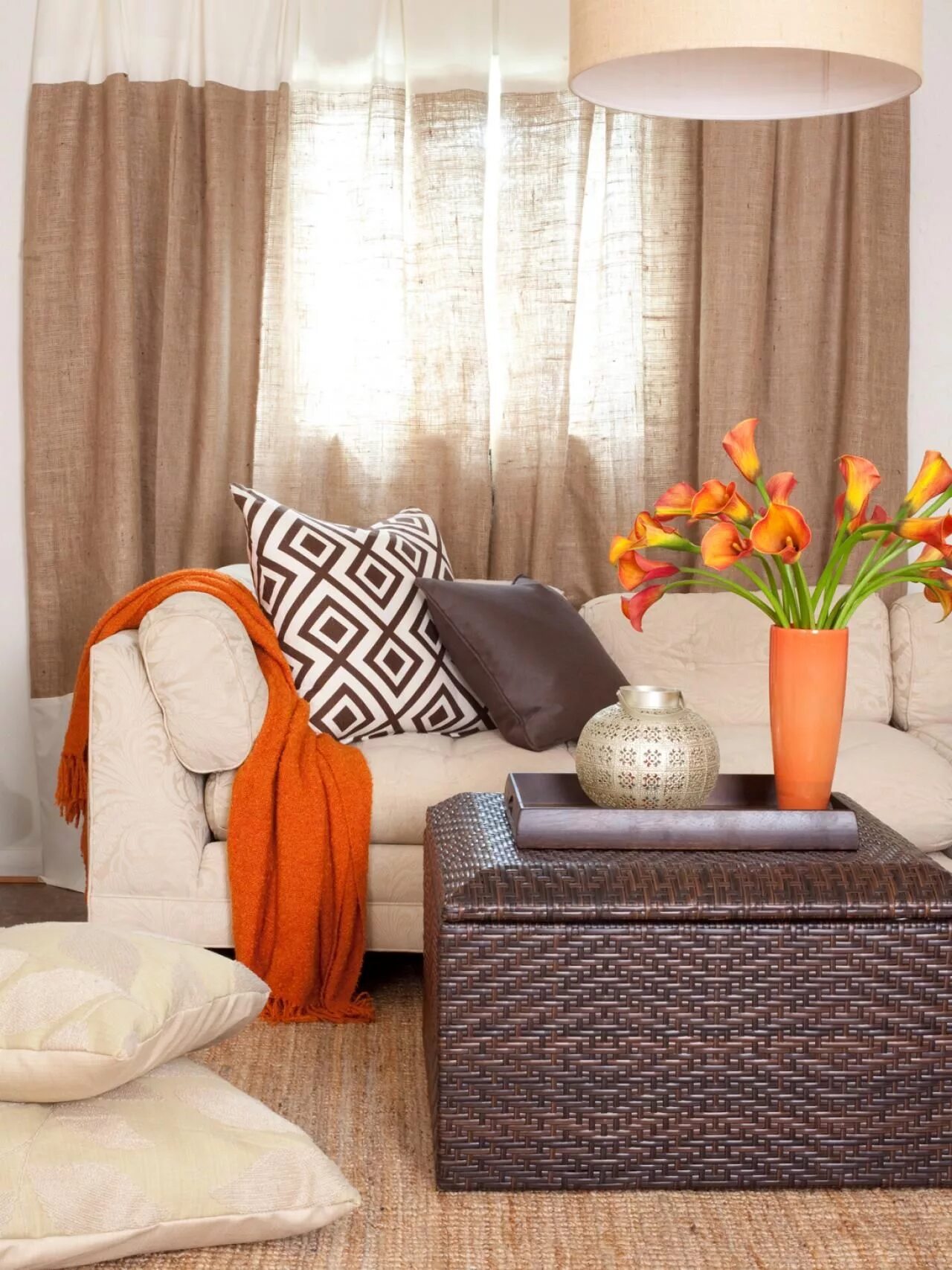 Коричнев текстиль. Сочетание оранжевого в интерьере. Оранжевые шторы в интерьере гостиной. Интерьер с оранжевыми акцентами. Сочетание оранжевого и коричневого в интерьере.