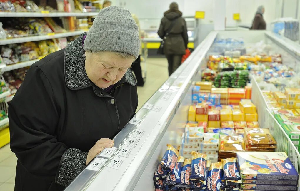 Пенсионеры в магазине. Пенсионеры в продуктовом магазине. Пенсионер в супермаркете. Пенсионерка в магазине.