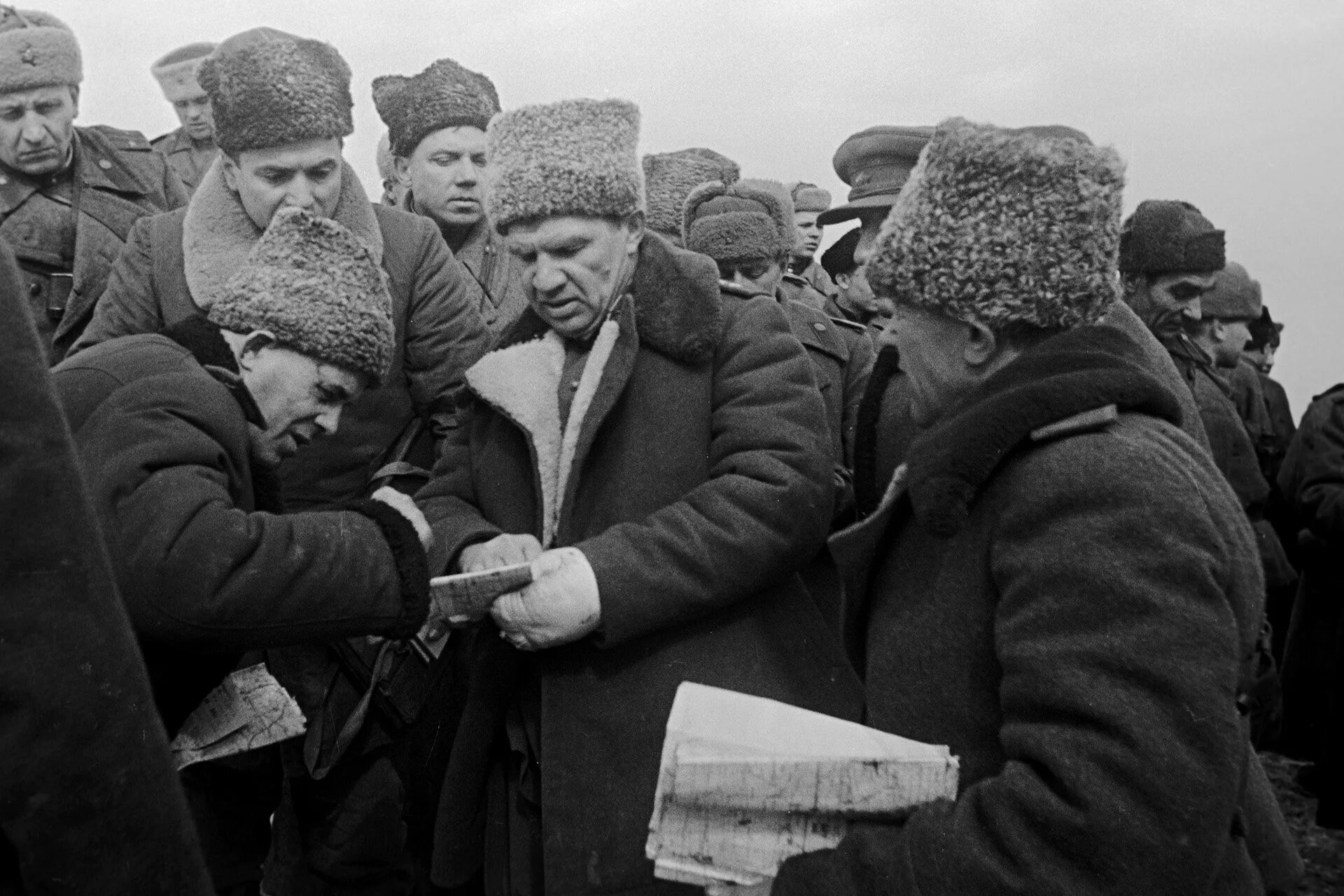 Чуйков против паулюса. Чуйков василий иванович. чуйков генерал сталинград. василий чуйков сталинградская битва. маршал чуйков василий иванович.