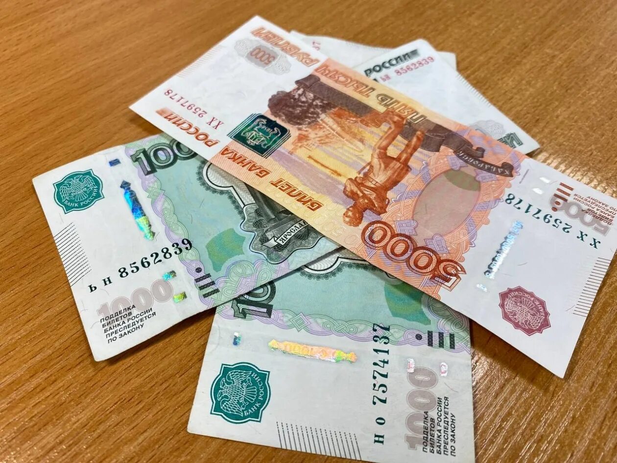 200 рублей пенсионерам. Новые рубли. Рубли много рублей. Новые деньги. Новые деньги в России.