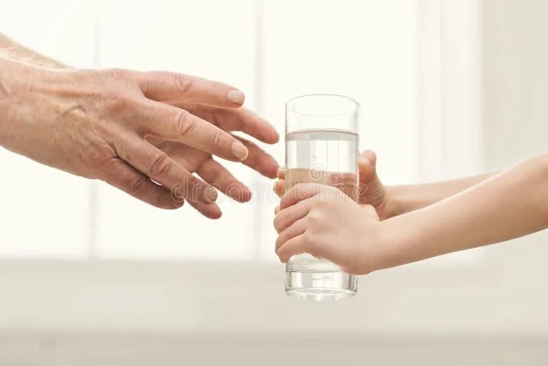Стакан в руке. Рука держит стакан в руках. Give me a glass of water. Рука держит стакан. Очищение стакана точка на руке.