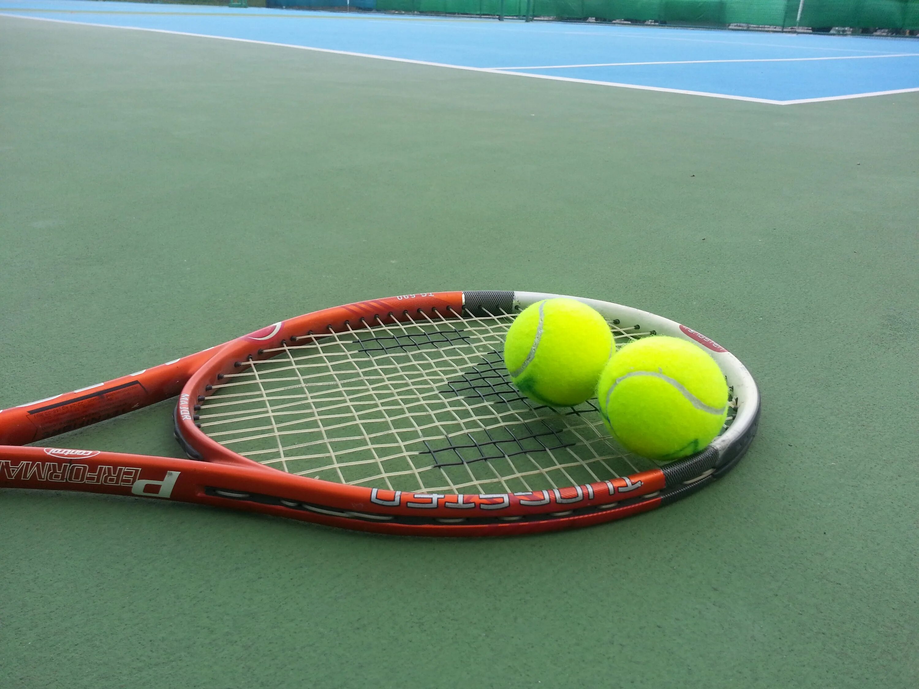 Теннисные матчи. Теннис. Теннисный корт иллюстрация. Теннисисты большого тенниса. Теннис картинки.