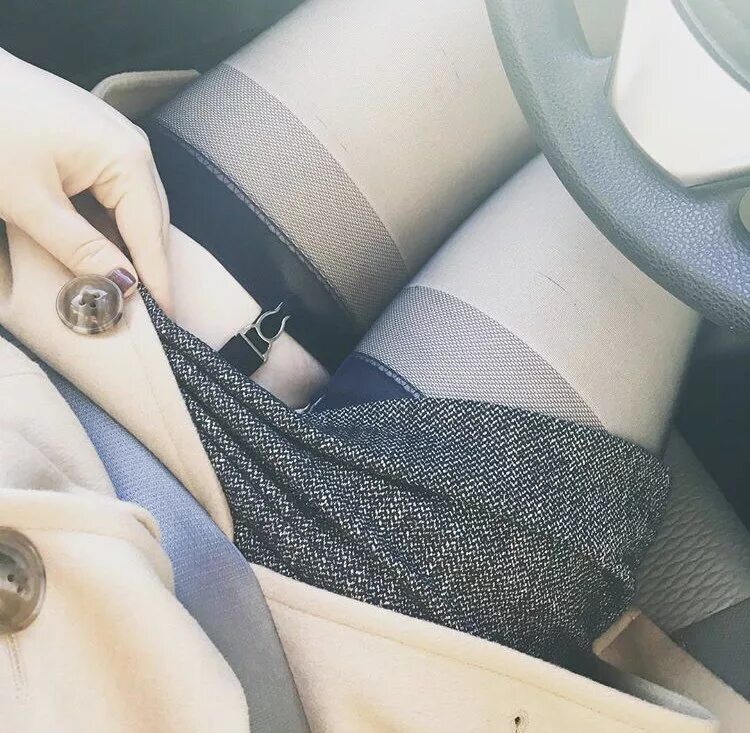 Рука под юбкой девушек. Рука под юбкой девушек. Мужская рука на женской коленке. Рука между бедер. Запустил руку под платье.