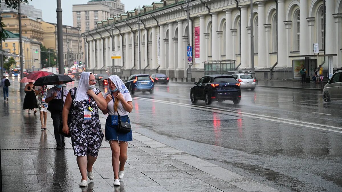 Погода москве дождь будет. Дождь в Москве. Дождик в Москве. Дождь в Москве сейчас. Небольшой дождь в Москве.