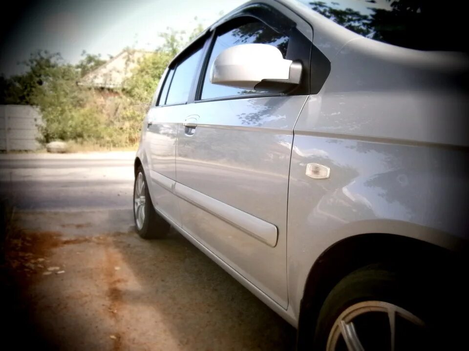 Молдинг на стекла хендай гетц 2008 года. Молдинг двери hyundai getz. Молдинг на hyundai getz. Молдинги getz. Молдинги getz.