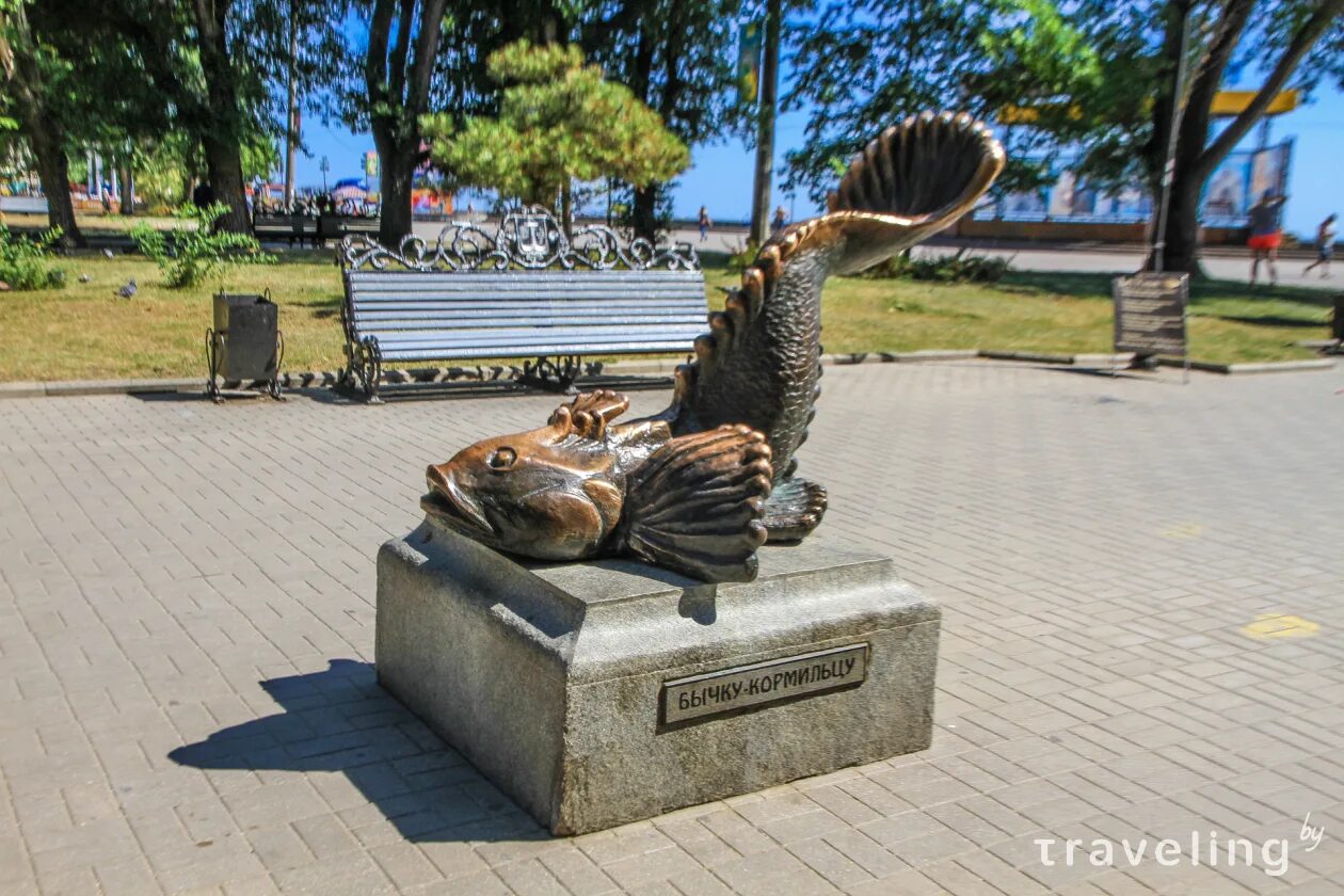 Бердянск рубль. Бердянск набережная памятники. памятник жабе в бердянске. бердянск бычок кормилец. бердянск памятник рыбакам.