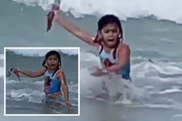 отец сфотографировал дочек. дочь отправила отцу фото. дочурка купается в лагере. папа решил сфотографировать свою дочь. девушка отослала это фото отцу с девчонками отдыхаем.