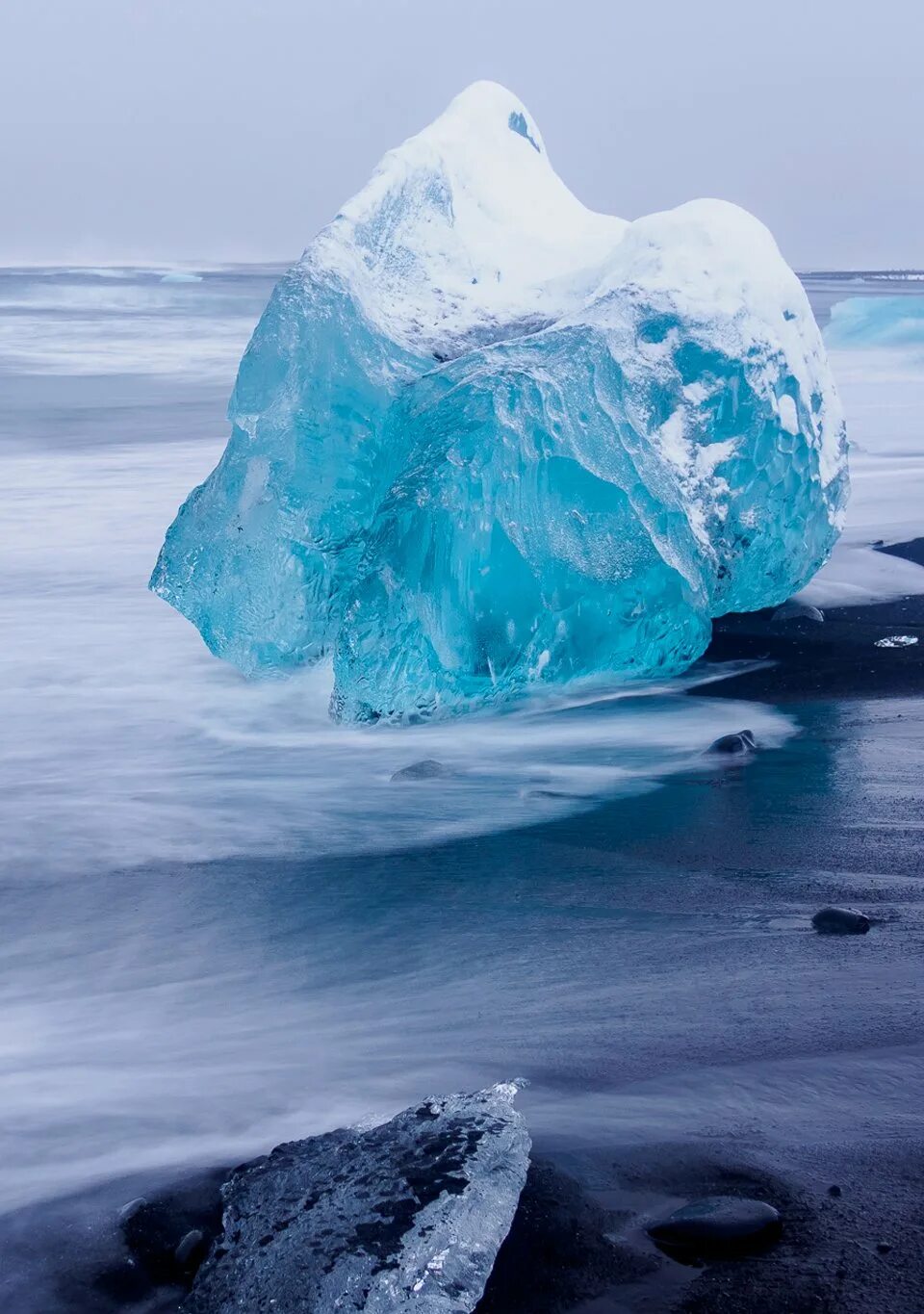 Большой кусок льда. Айсберг глыба льда. Снежная глыба. Ледяные скалы. Красивые глыбы льда.