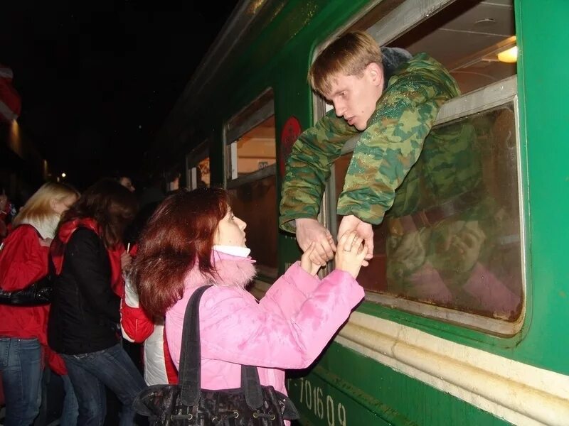 Проводы устроить. Проводы на вокзале. проводы в армию. провожают в армию. фотосессия проводы в армию.