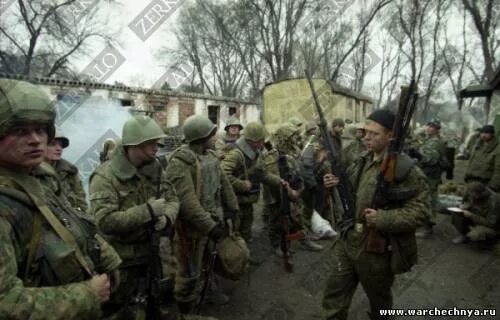 6 февраля 2000 год. Площадь минутка бои в Грозном 1995. Площадь минутка Грозный бои. Площадь минутка Грозный до и после войны фото.