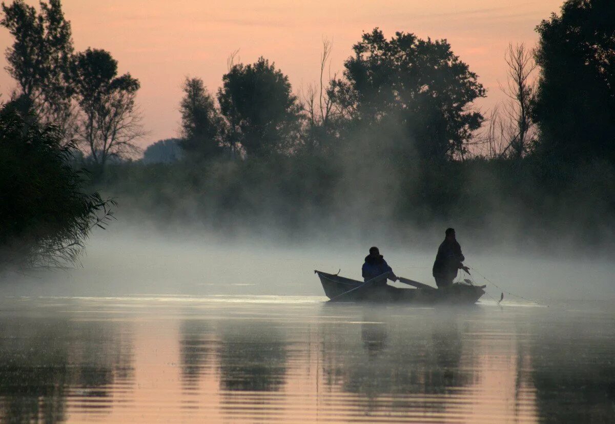 Переправа далеки. Рыбак в лодке. Рыбак на озере. Лодка в тумане. Рыбак на лодке в тумане.