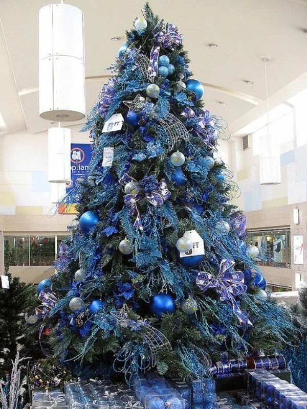 Новогоднее украшение "ёлка". Елка украшенная синими шарами. Можно ли нарядить елку в синий 2024. Можно ли нарядить елку в синий 2024. Украсить елку синим красным.