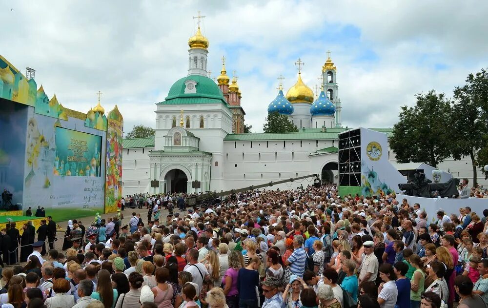 Сергиев Посад туристы. 700 Летие Сергия Радонежского в Сергиевом Посаде. Город Сергиев Посад Московская область. Сергиев Посад город туризма.