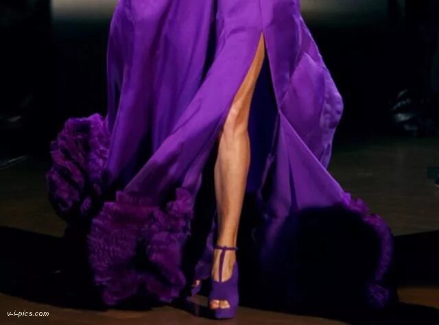 Сиреневый с черным в одежде. Сиреневая кожаная юбка. Фиолетовый цвет в одежде. Темно фиолетовая одежда. Сочетание черного и фиолетового в одежде.