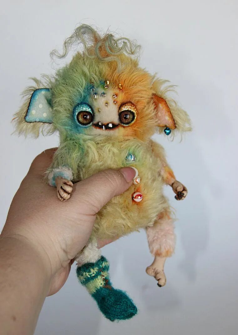 Смешанная техника игрушки мех глина. Игрушки смешанной техники. Игрушки в смешанное технике. Монстрики в смешанной технике. Монстрик из полимерной глины и меха.