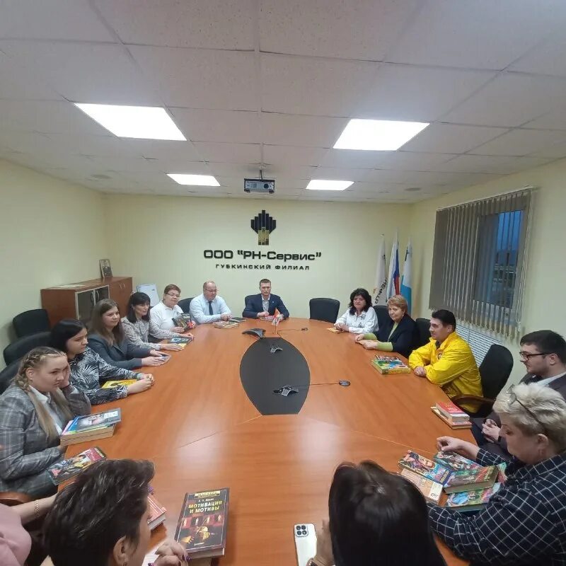 Работники башнефть. Обслуживание территории сотрудники. Роснефть день открытых дверей. Форма башнефть. Отдел кадров томскэнергосбыт.