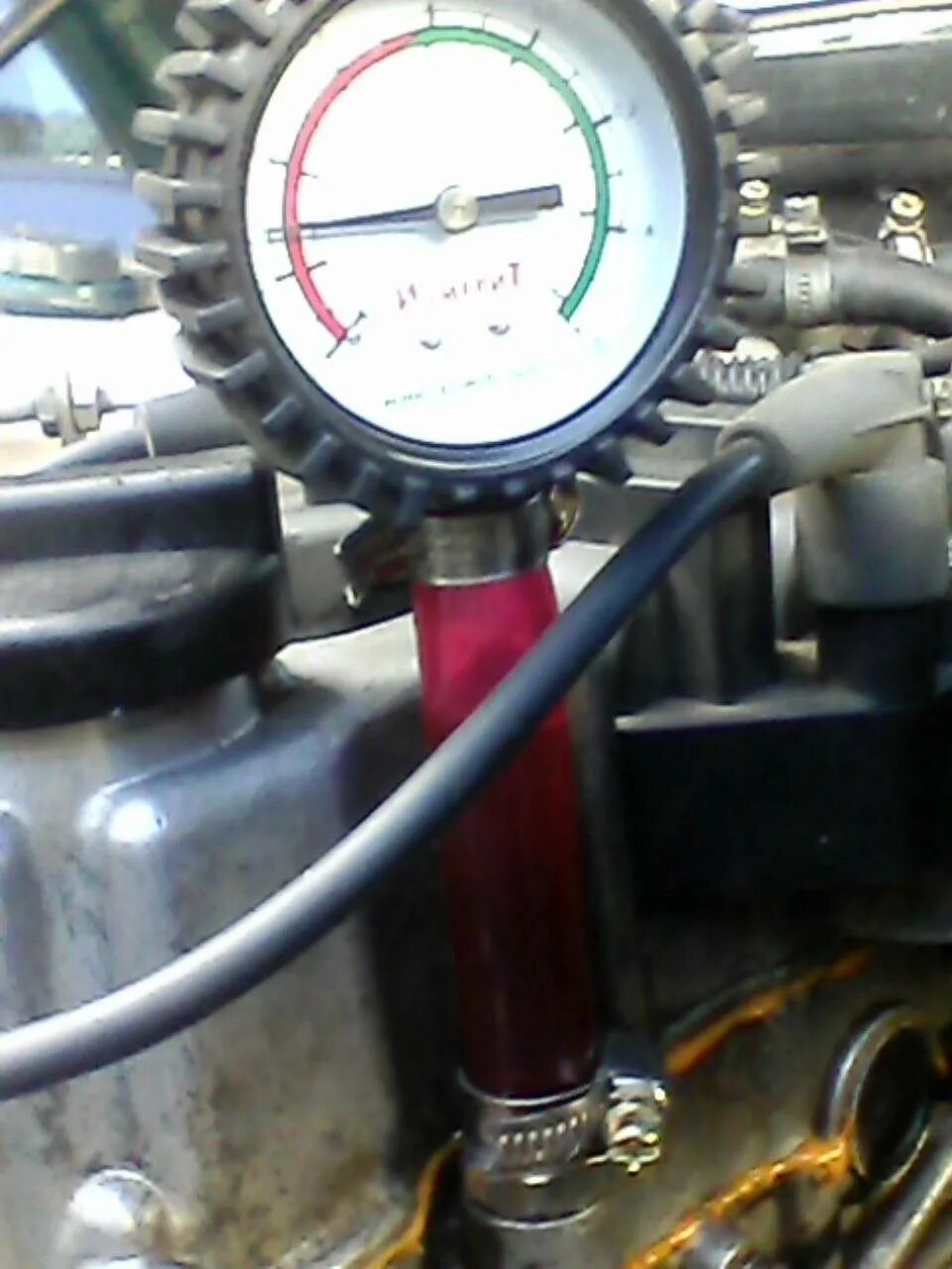 Масляный манометр ВАЗ 2112. Замер давления масла 2112 16кл. Манометр для измерения давления масла в двигателе ВАЗ 2112. ВАЗ 2112 манометр давления масла. Давление масла в двигателе ваз 2112