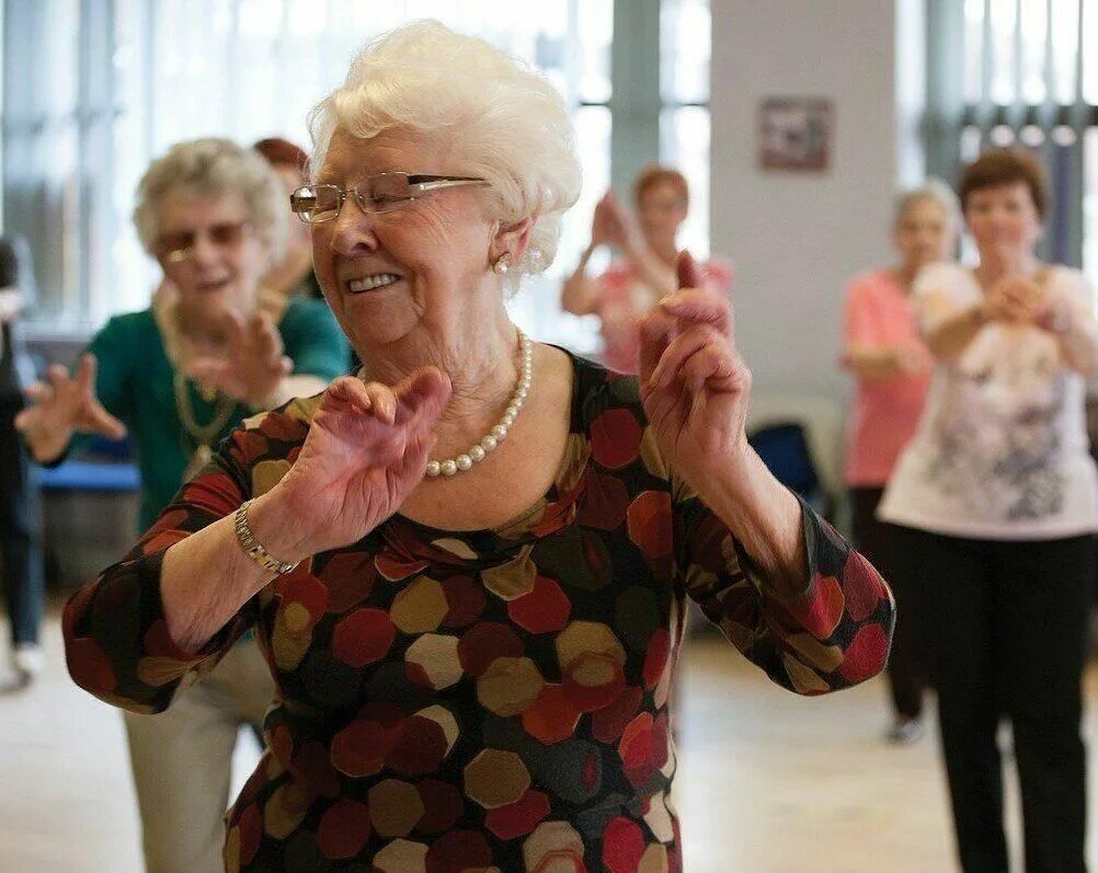 Развлечения для пожилых. Пожилые люди. Танцы для пенсионеров. Танцы для пожилых. Танцы для пожилых женщин.