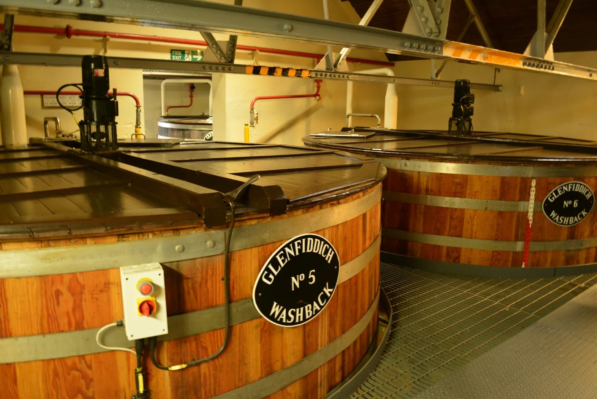 Брожение сусла. Сбраживание сусла виски. Шотландский аппарат для производства виски. Пивоваренное оборудование.