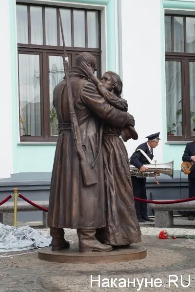 Памятник прощания. Памятник прощание славянки на белорусском вокзале. Памятник на белорусском вокзале прощание. Белорусский вокзал памятник прощание славянки Автор. Памятник Щербакова прощание славянки.