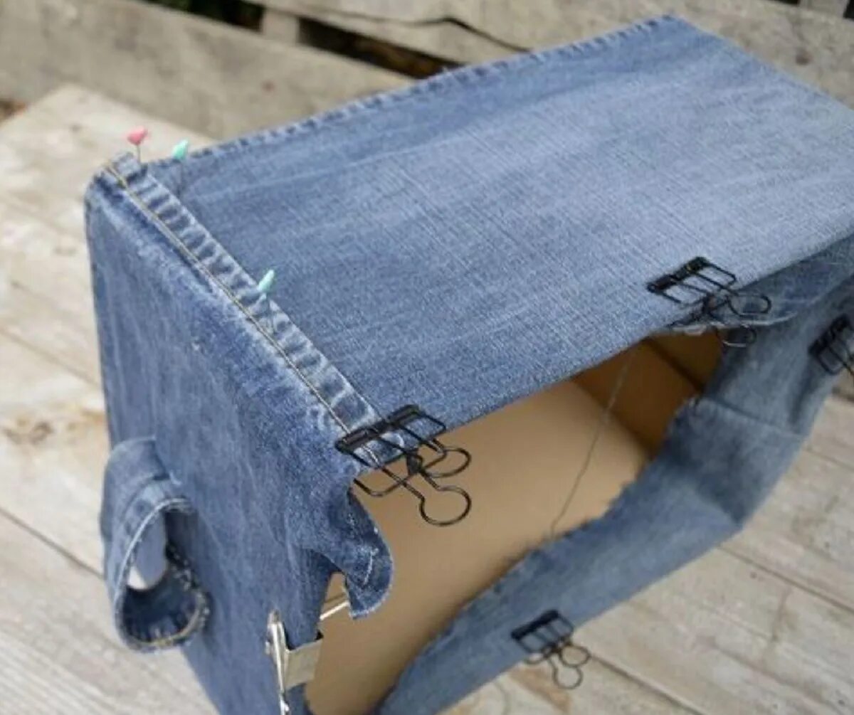 Старые джинсы что можно сделать своими руками. Изделия из старых джинсов. Рукоделие из старых джинсов. Вещи из джинсовой ткани. Коробка из джинсовой ткани.