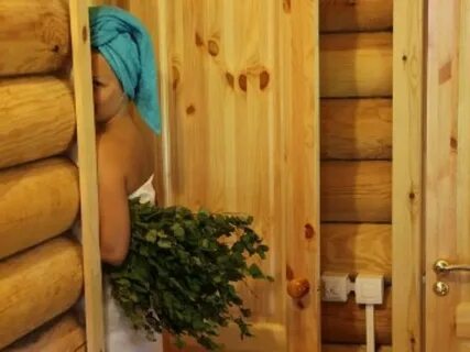 Брюнетка в бане красиво