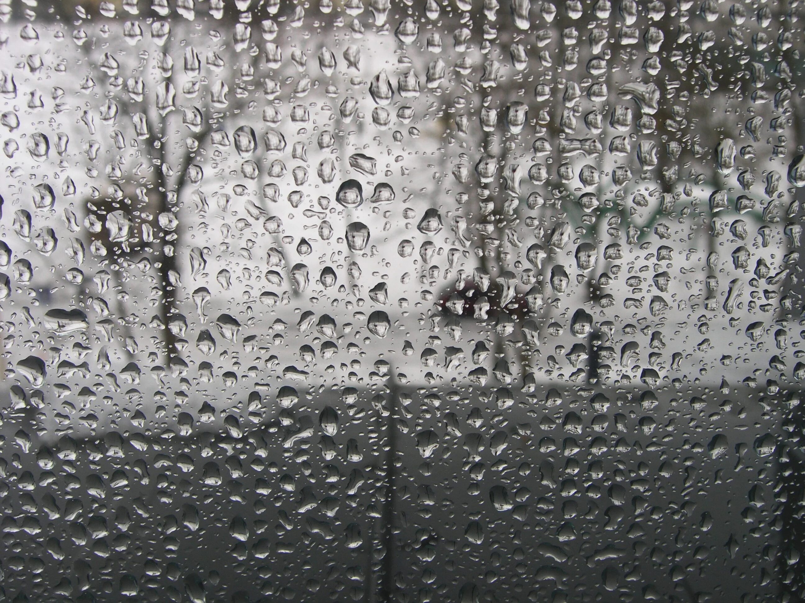 Мокрая стена. Мокрое окно. Текстура мокрого окна. Серый дождь. В стене капает вода