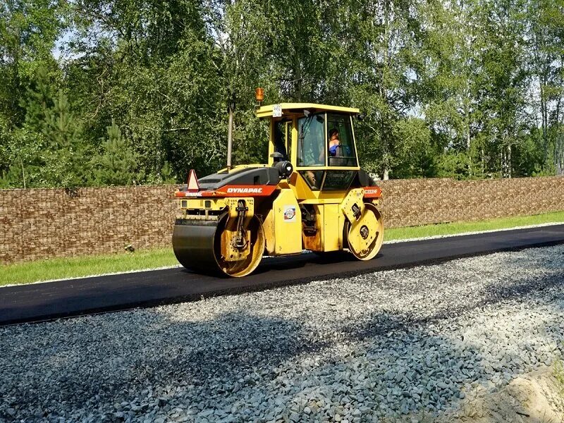 асфальтная крошка камаз. благоустройство придомовой территории асфальтирование. аренда дороги. стройка дороги. асфальтирование.