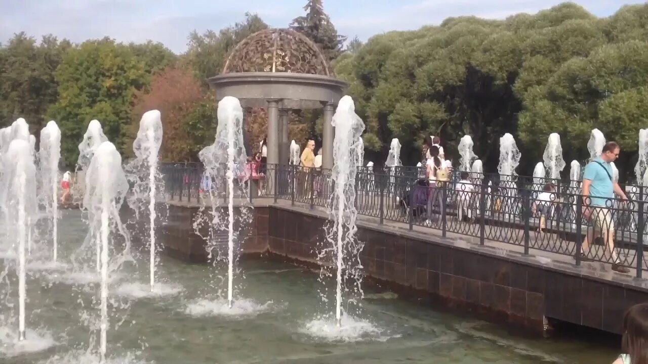 Босоногий ангел в саду Калининского района Петербурга напоминает о том, что не в