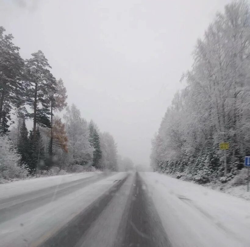 Дорога абакан красноярск. Трасса Красноярск Абакан. Снег. Снегопад на трассах. Снег на дороге.