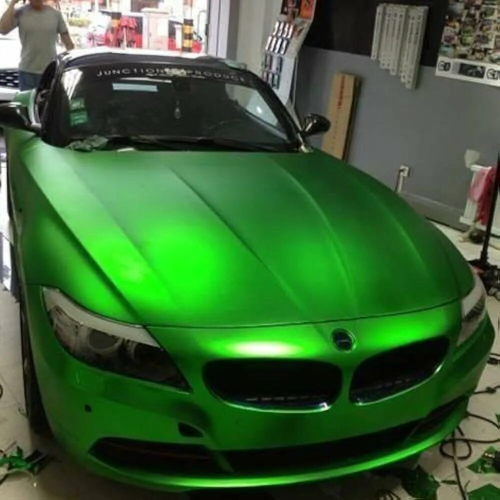 Пленка матовый хром лайм. БМВ зеленый металлик матовый. БМВ 3 В пленке зеленый перламутр. BMW 325 перламутр зеленый.