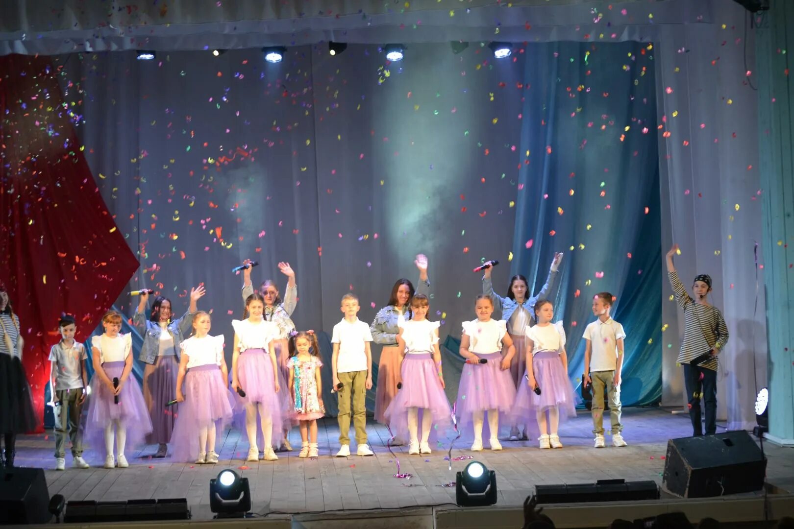 Вокальна культура. Выступление в губернии студия Адажио в Перми. Фото поющива песню по волнам.
